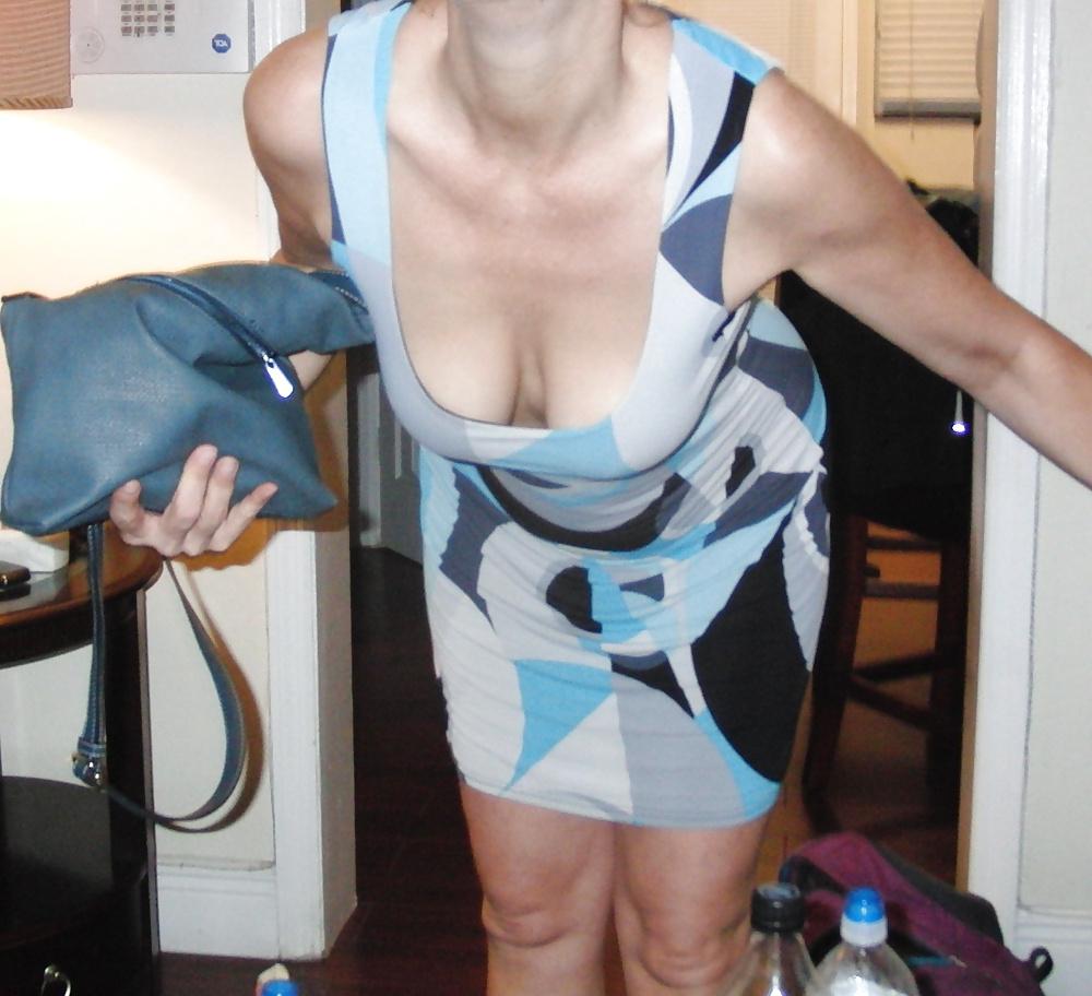 25P Mature with big tits and a huge downblouse cleavage