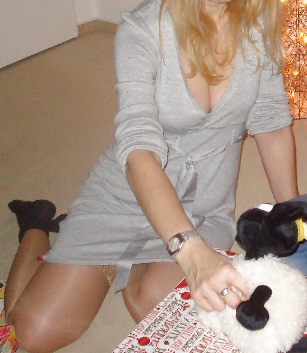 25P Mature with big tits and a huge downblouse cleavage