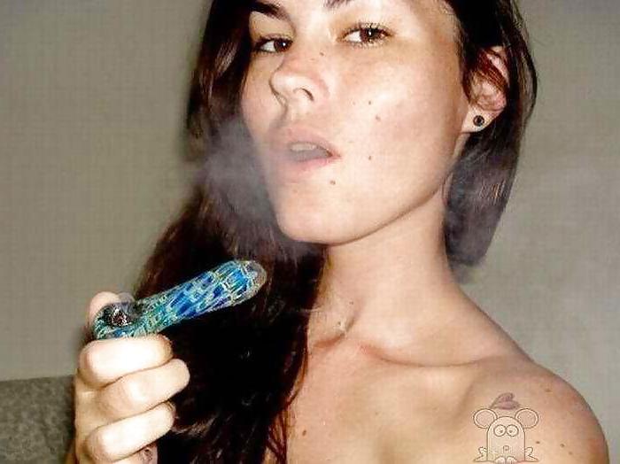 17P Smoking Stoner Girls