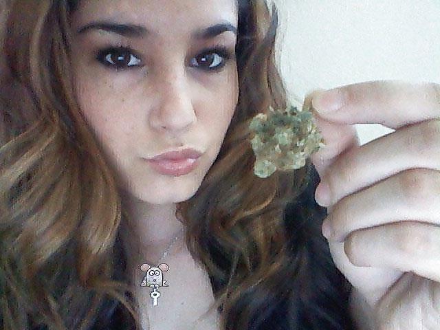17P Smoking Stoner Girls