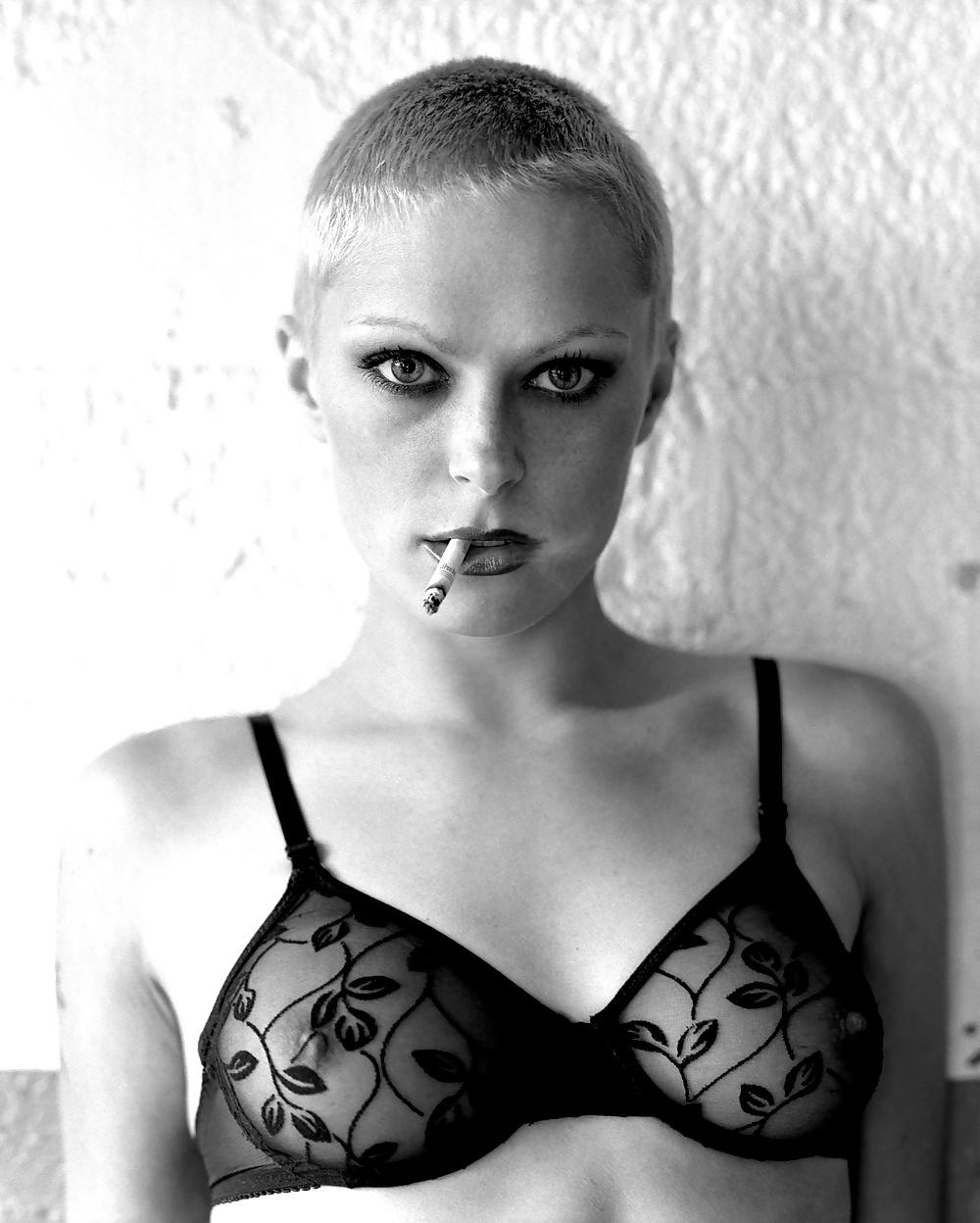 25P Smoking Sexy 18
