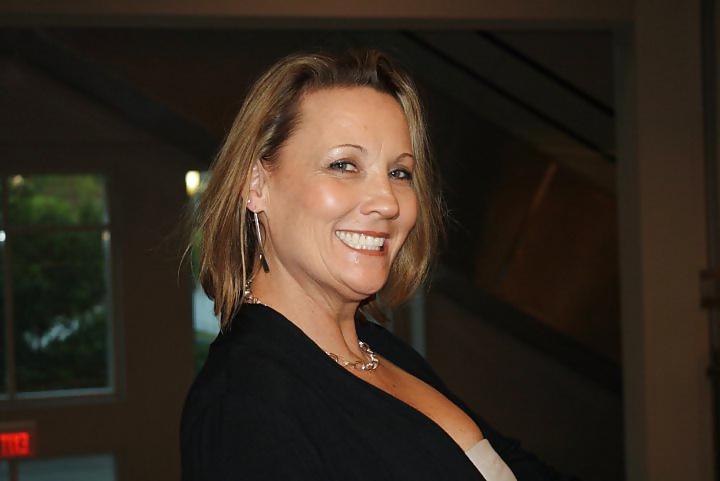 8P Milf Vickie Dudley selfie boobs pic