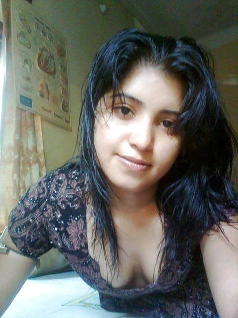 25P Paki indian boobs cleavage hot 