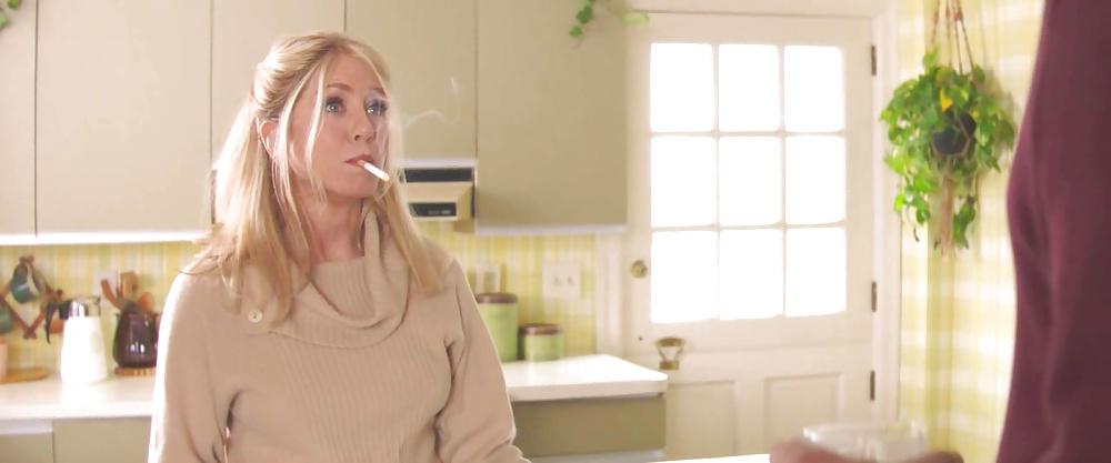 25P Jennifer Aniston Smoking
