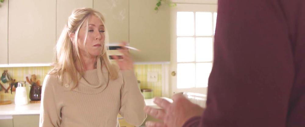 25P Jennifer Aniston Smoking