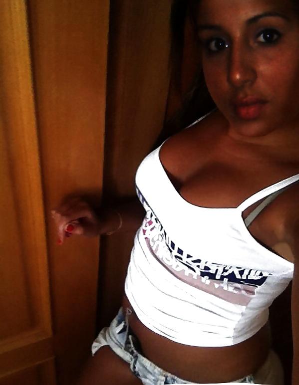 25P Fatima Hadraoui, beurette pute, corps de folie, chiennasse!