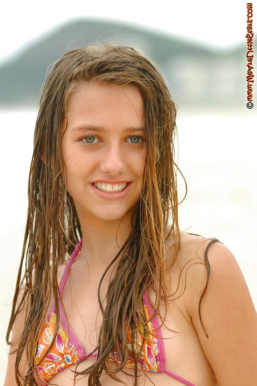 25P Babes in Bikinis and Bathing Suits