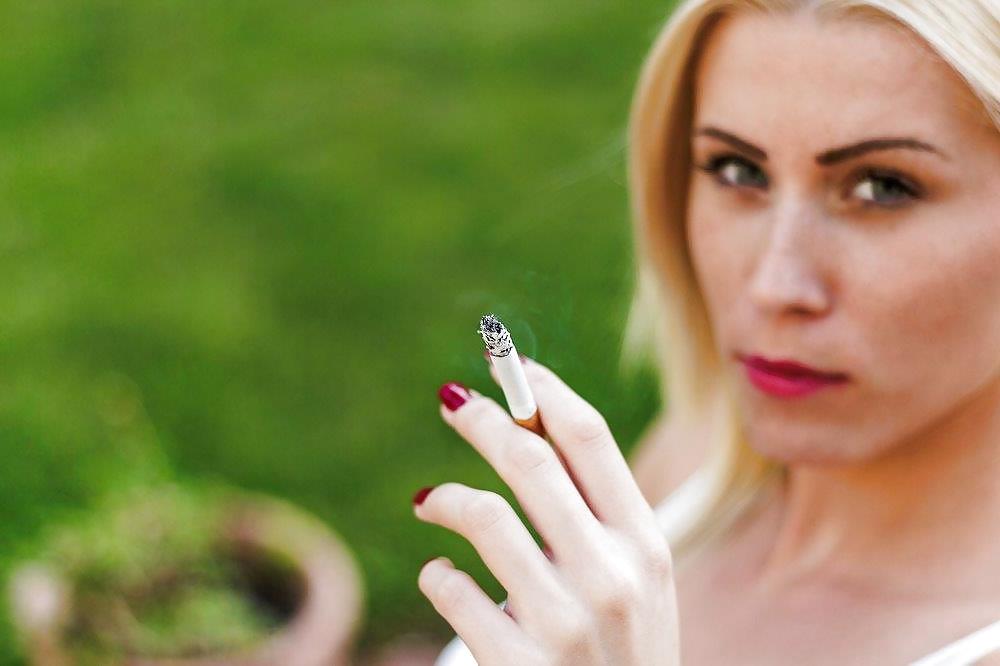 20P Smoking girls