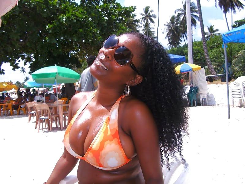 25P Hot Black Milfs - found in flash drive