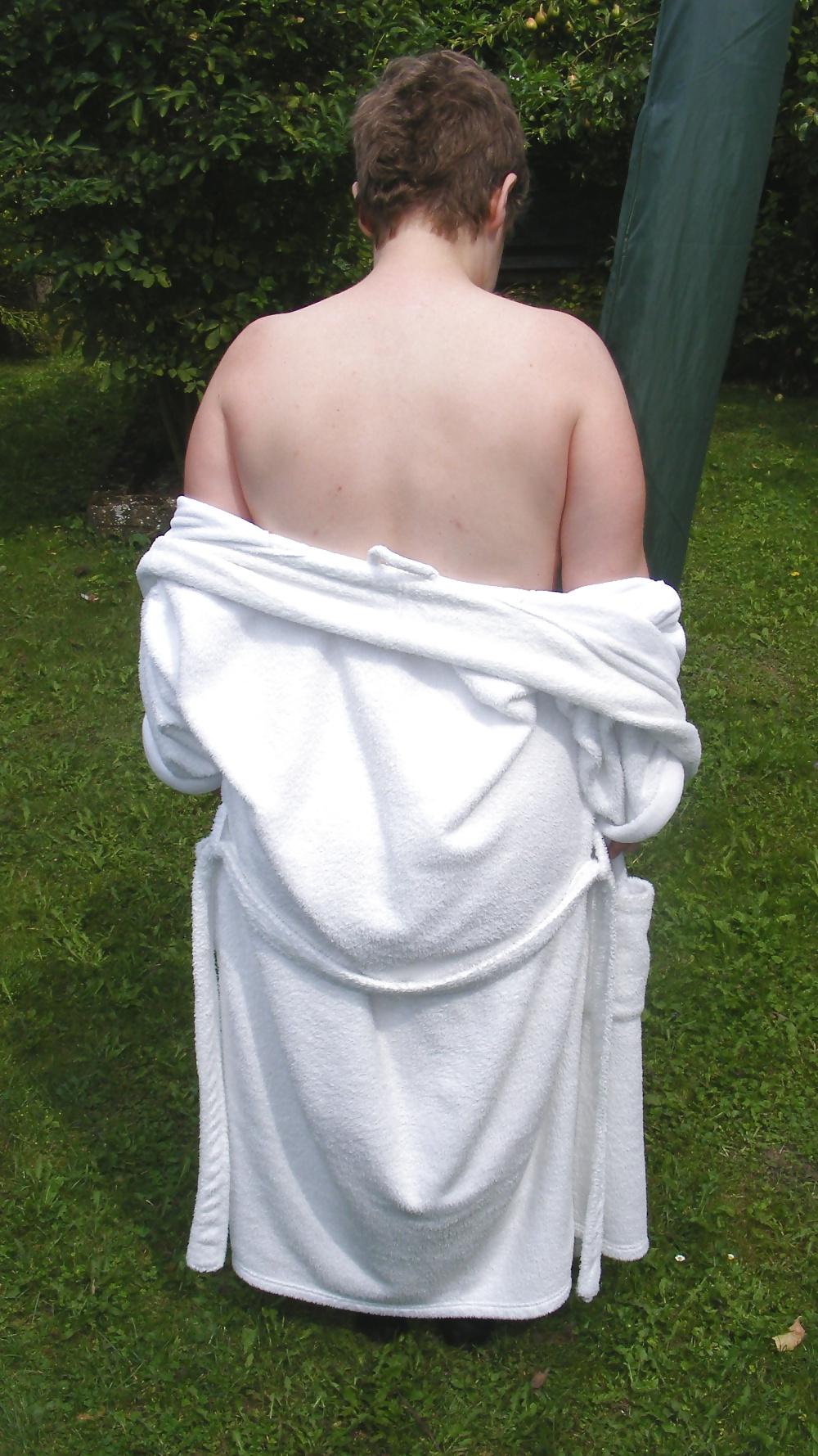 16P Stripping off in the garden