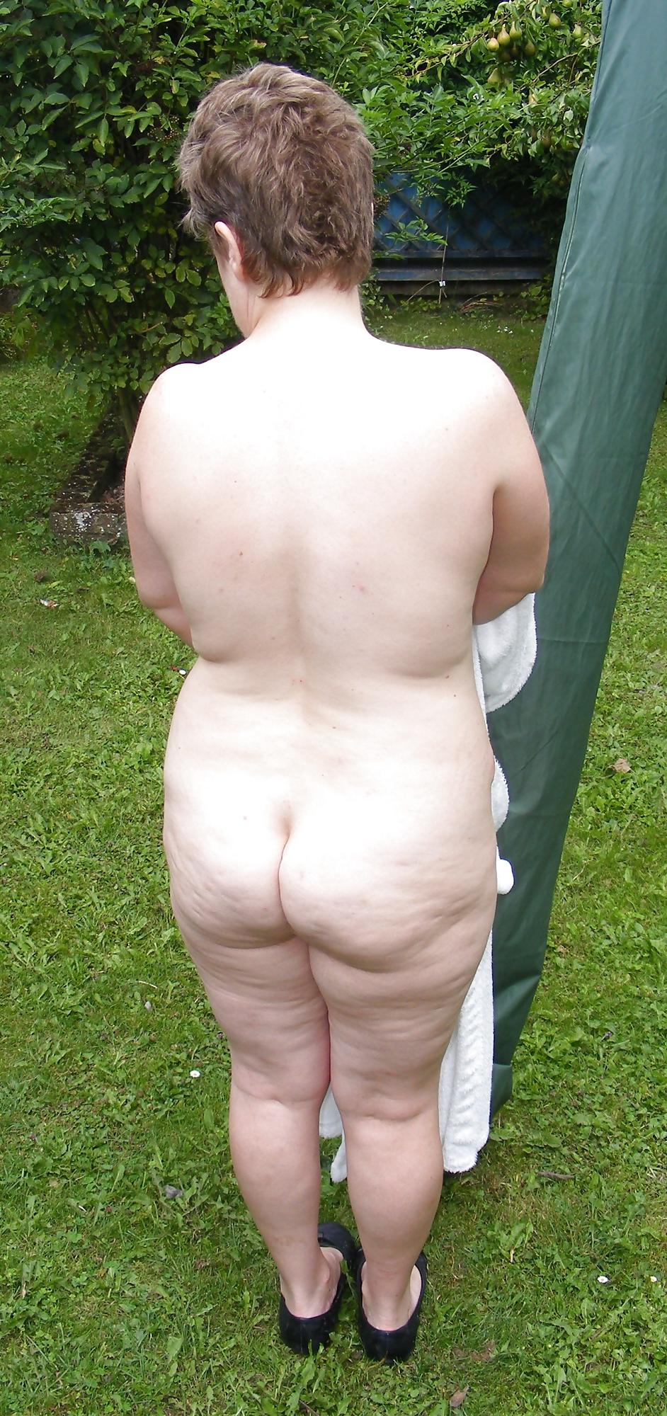 16P Stripping off in the garden