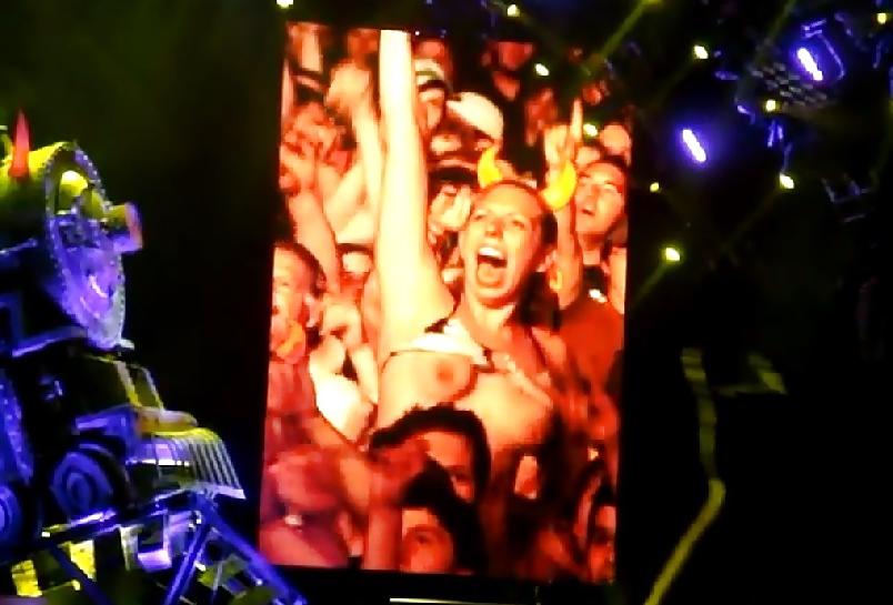 18P The Girls Go Crazy When AC DC Are On Stage