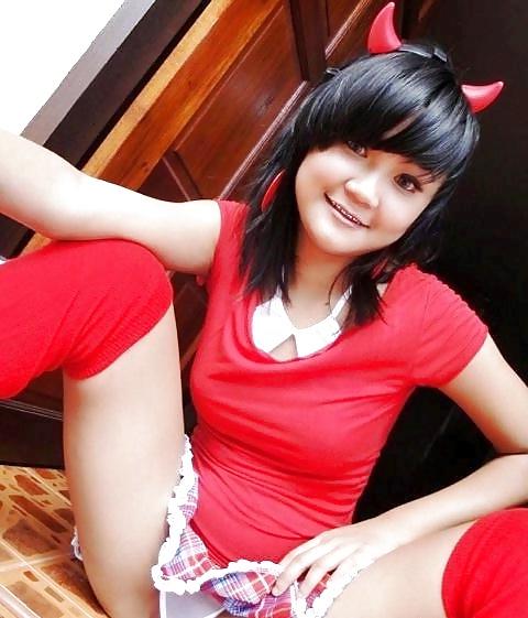10P Young Girl Posing Like a Slut on Photoshoot