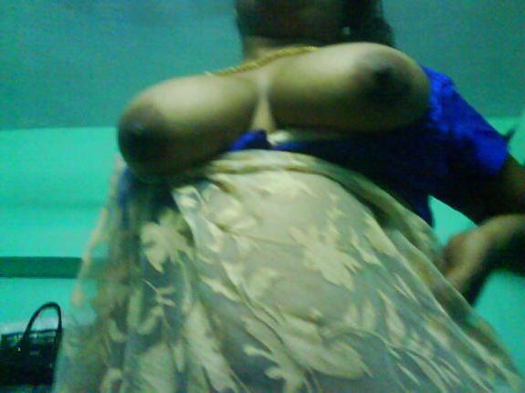 25P Indian mature exposing boobs