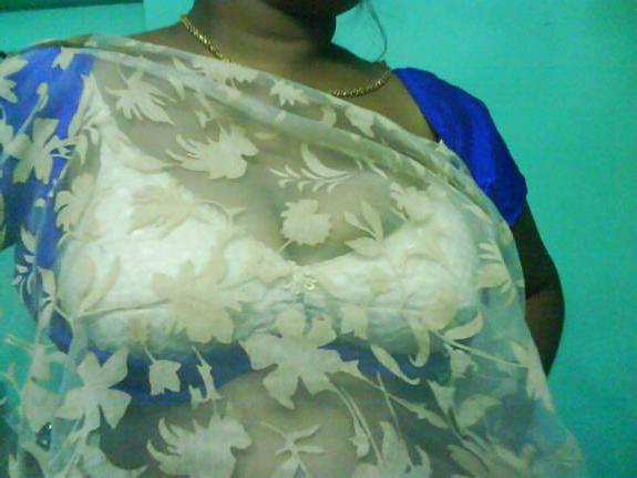 25P Indian mature exposing boobs