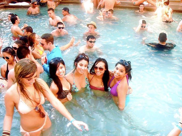 25P Crazy Amateur College Babes