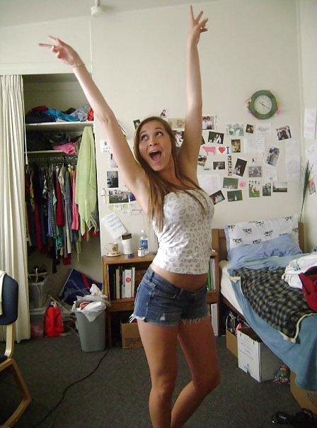 25P Crazy Amateur College Babes