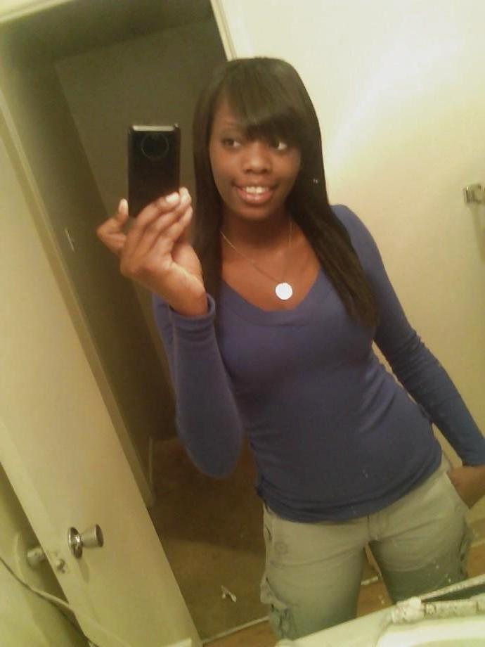 22P BUSTY EBONY SELFSHOTS