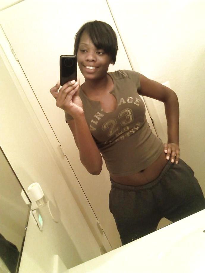 22P BUSTY EBONY SELFSHOTS