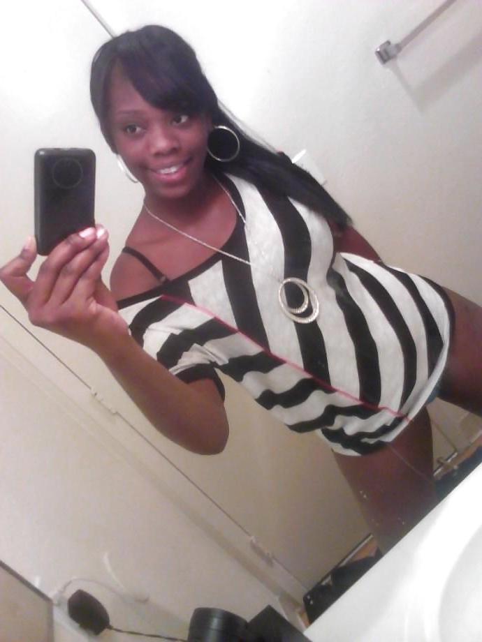 22P BUSTY EBONY SELFSHOTS