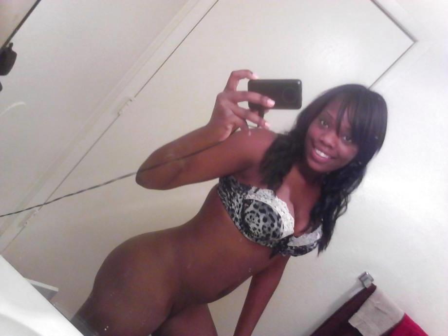 22P BUSTY EBONY SELFSHOTS