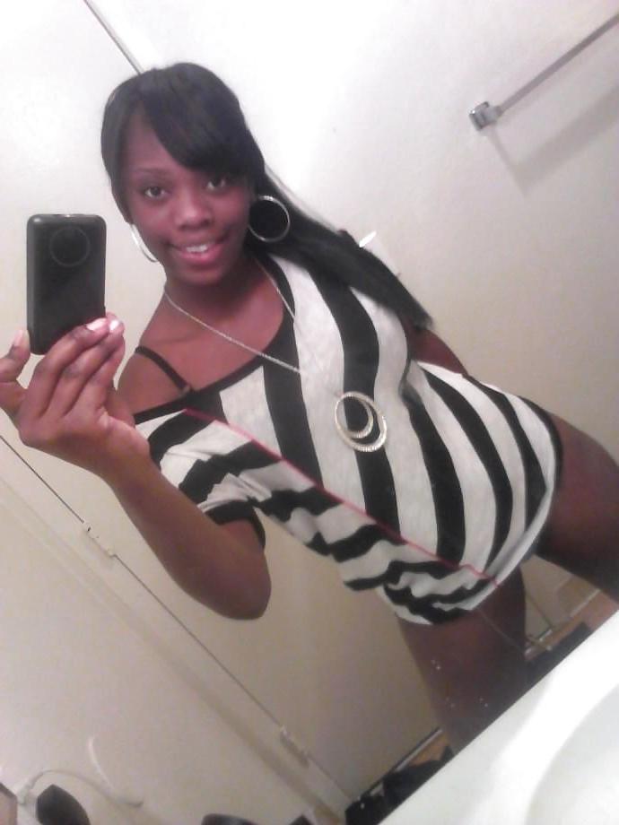 22P BUSTY EBONY SELFSHOTS