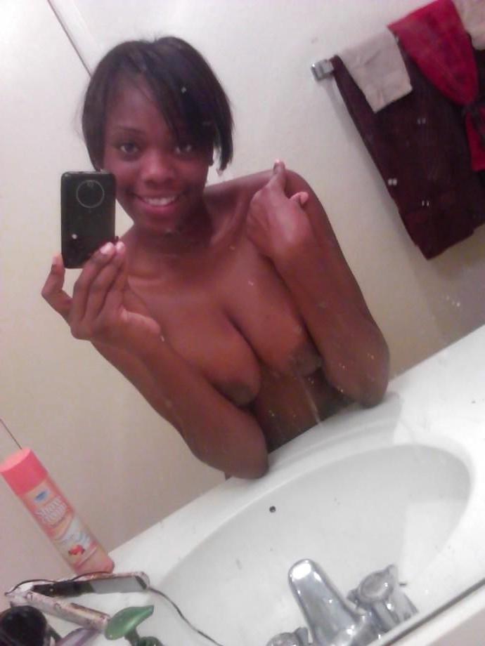 22P BUSTY EBONY SELFSHOTS