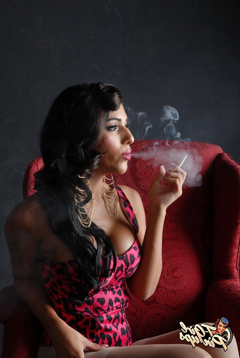 25P Smoking Gurls 14