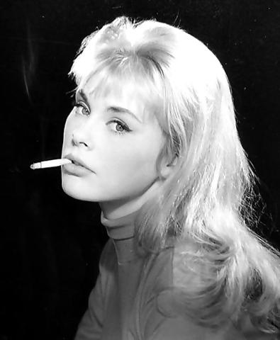25P Smoking with elegance