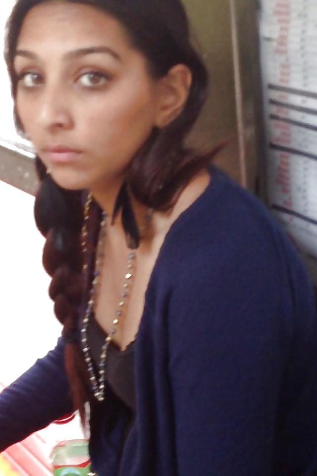 14P Smoking Hot London Indian Slut Candids