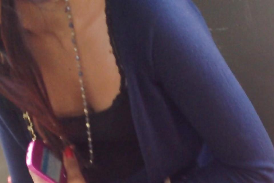 14P Smoking Hot London Indian Slut Candids