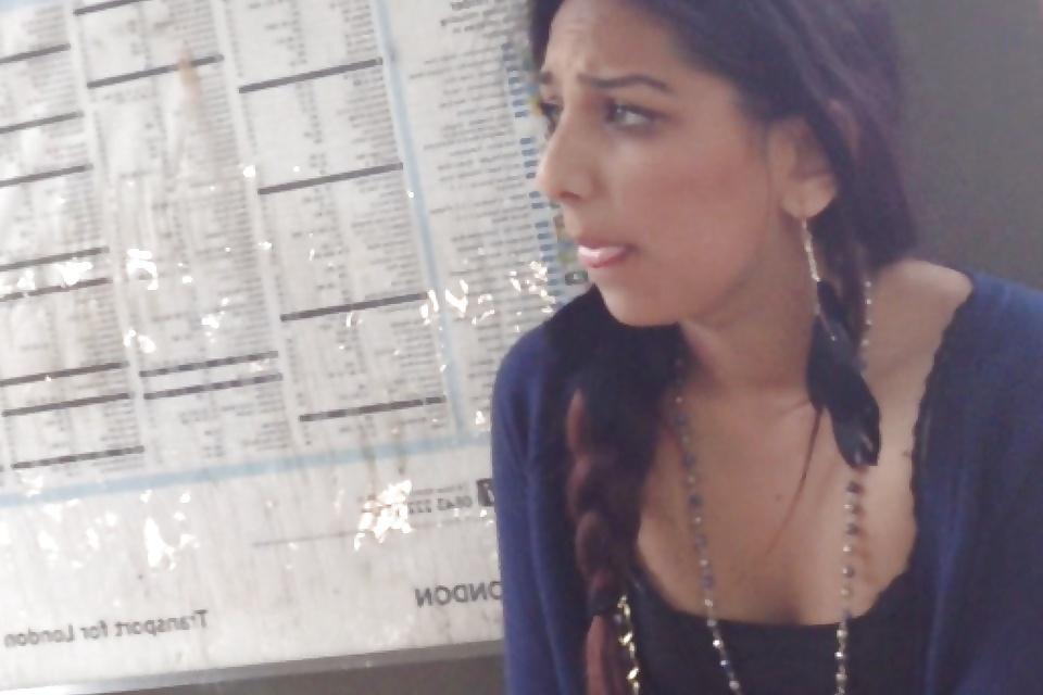 14P Smoking Hot London Indian Slut Candids