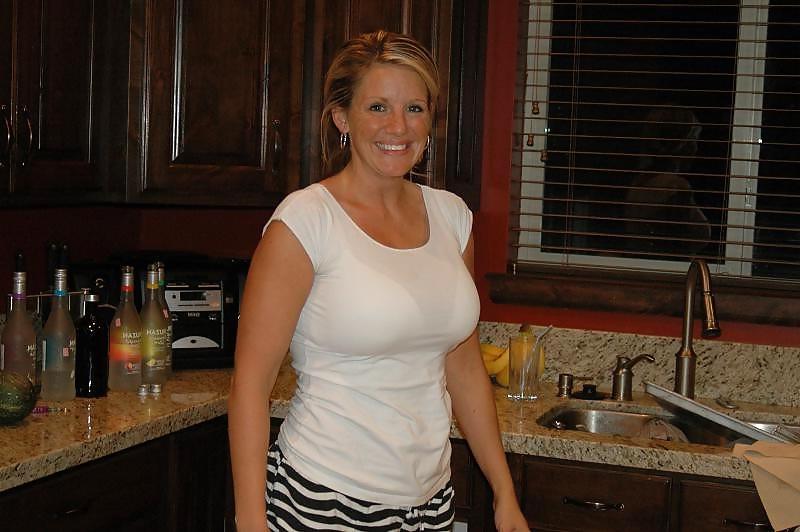 25P Busty American blonde MILF