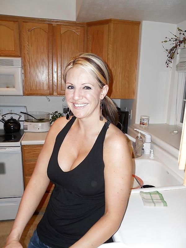 25P Busty American blonde MILF