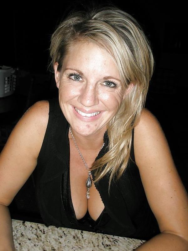 25P Busty American blonde MILF