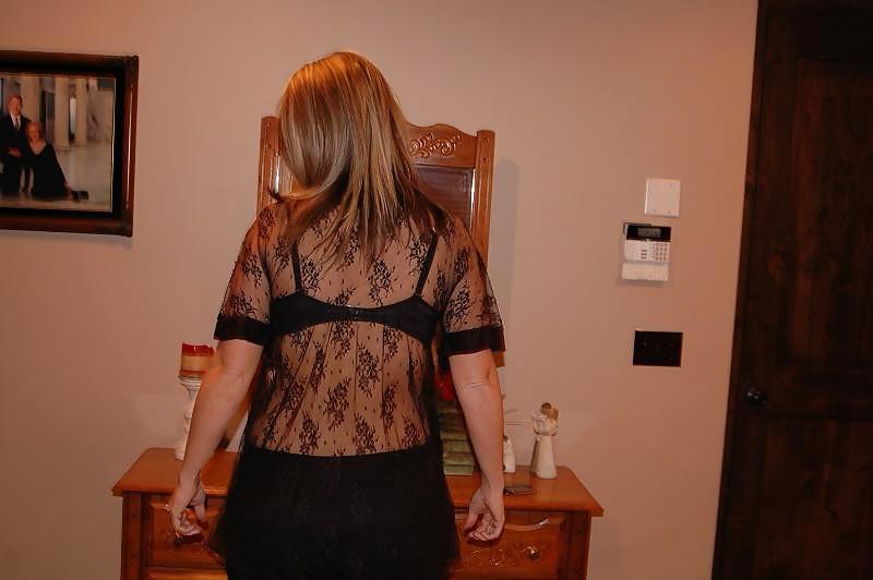 25P Busty American blonde MILF
