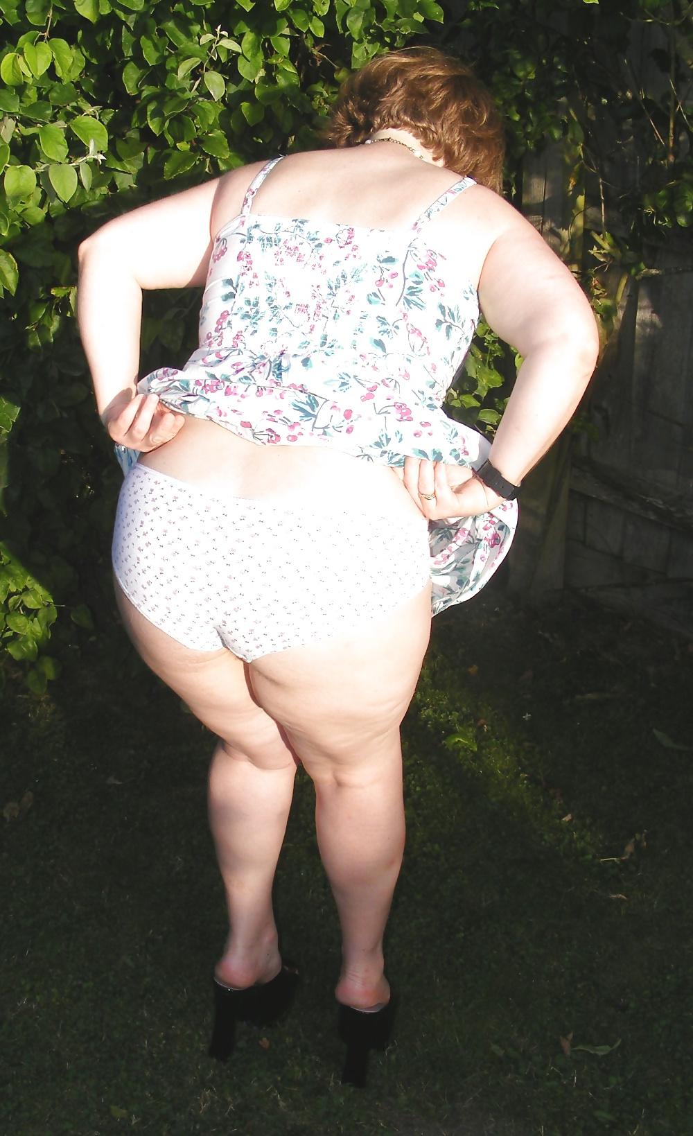 25P In the garden in black platform mules
