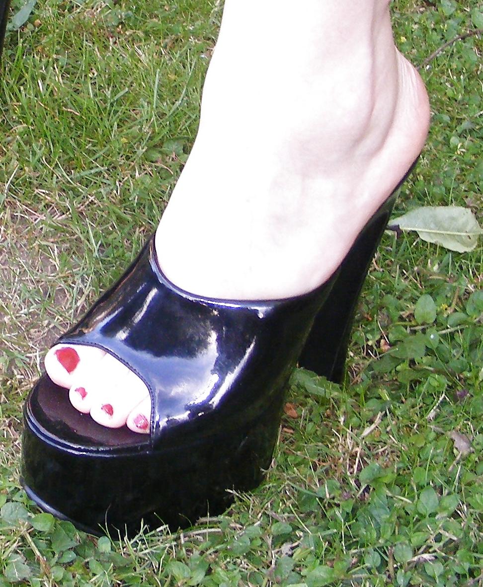 25P In the garden in black platform mules