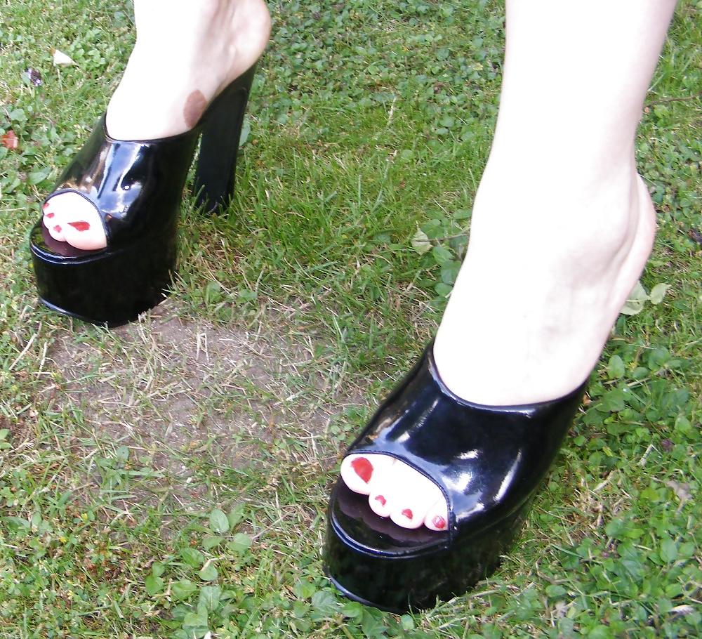 25P In the garden in black platform mules