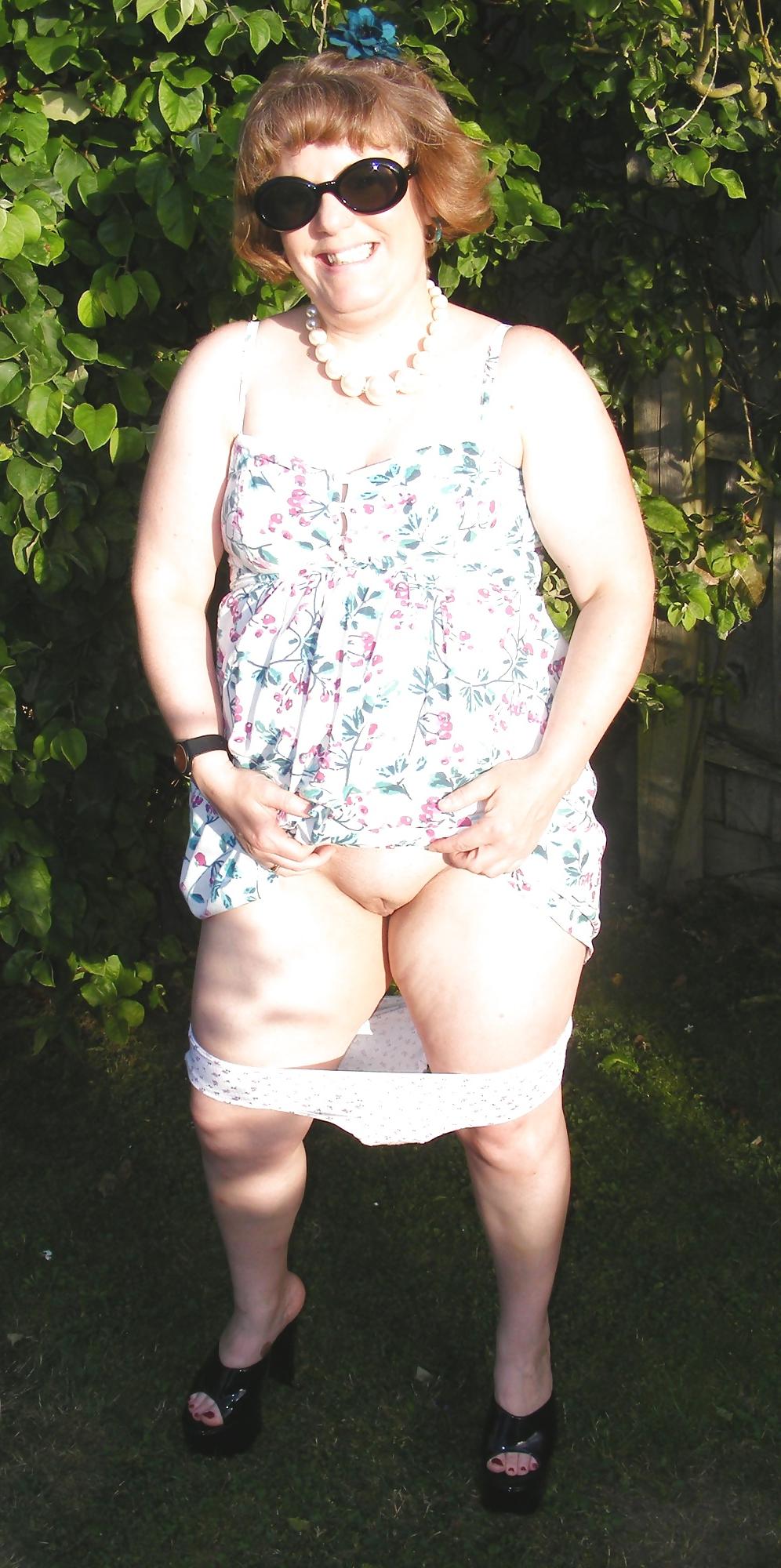 25P In the garden in black platform mules