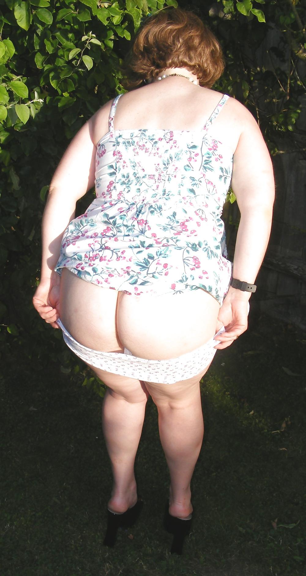 25P In the garden in black platform mules