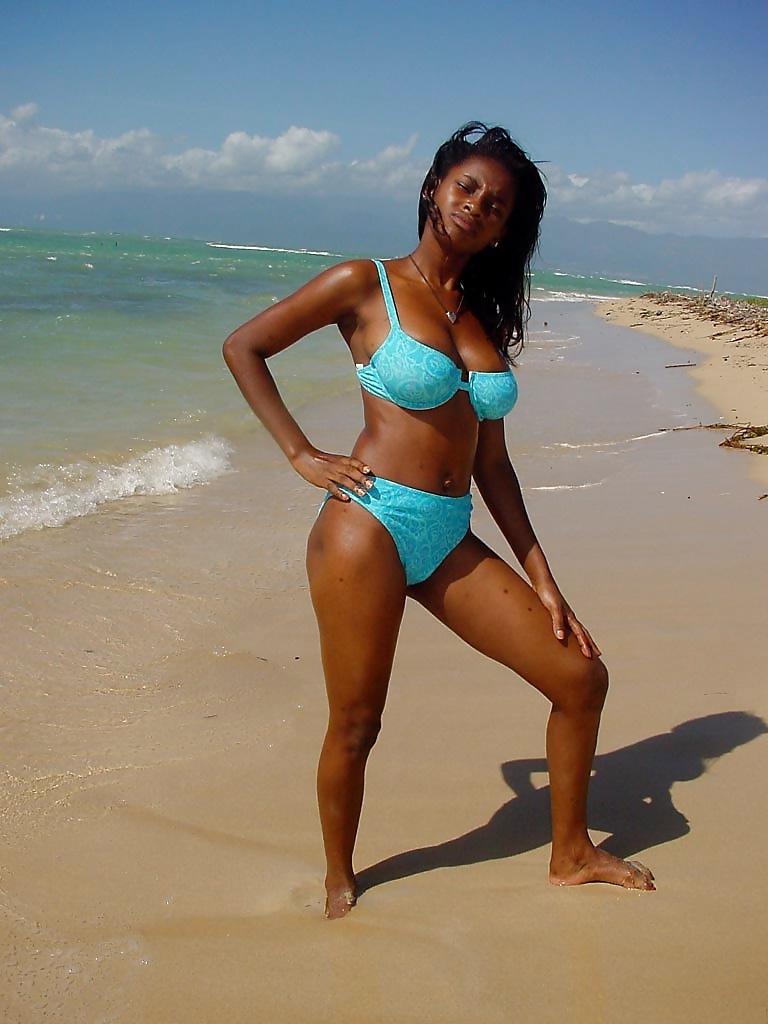 20P Busty ebony babe on the beach...ooooh lala