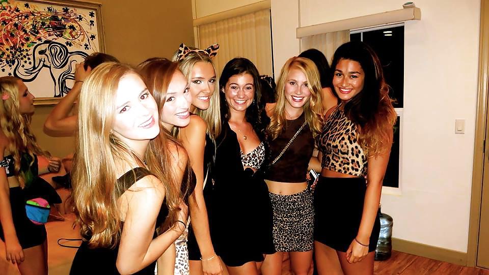 25P Facebook teen babes 15 college girls n bikinis