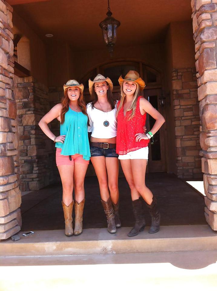 25P Facebook teen babes 15 college girls n bikinis
