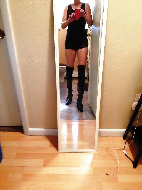 10P HOT MILF IN BOOTS SHOWING HOT ASS