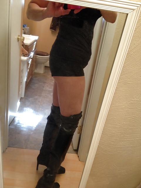 10P HOT MILF IN BOOTS SHOWING HOT ASS