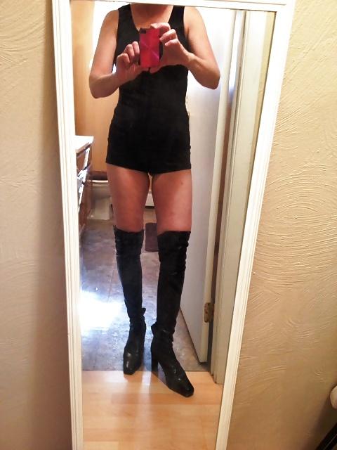 10P HOT MILF IN BOOTS SHOWING HOT ASS
