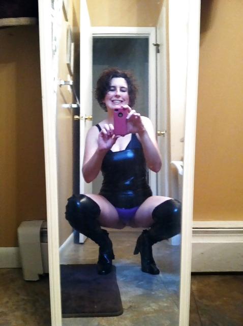 10P HOT MILF IN BOOTS SHOWING HOT ASS
