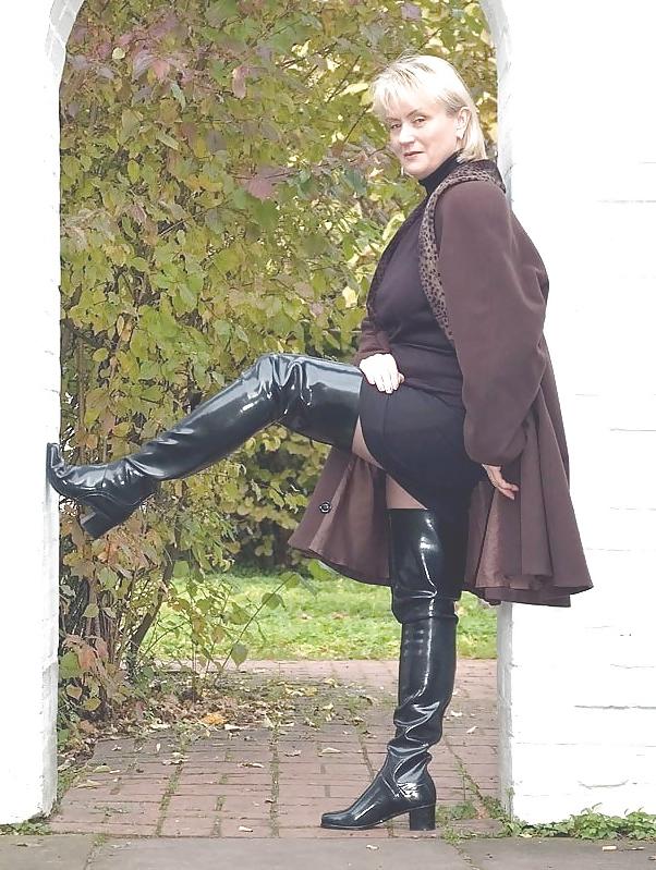 25P MOMS AND TEENS IN LATEX PVC LEATHER AND BOOTS