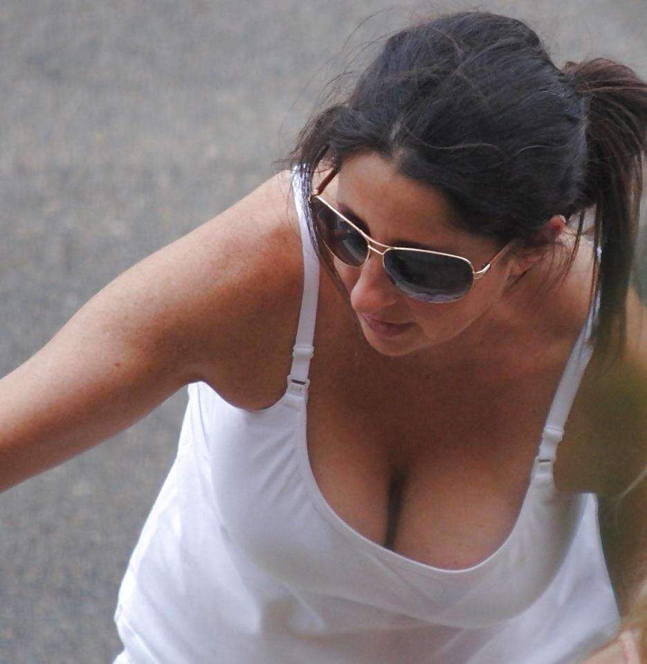 25P Big tits cleavage